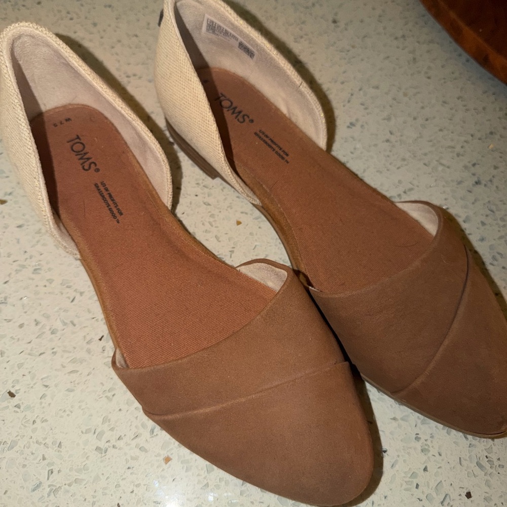 TOMS Women's Tan and Cream Loafers